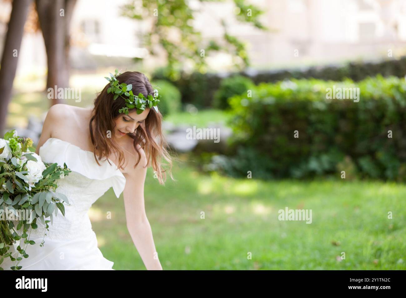 Mariée décontractée portant un casque feuille à l'extérieur Banque D'Images