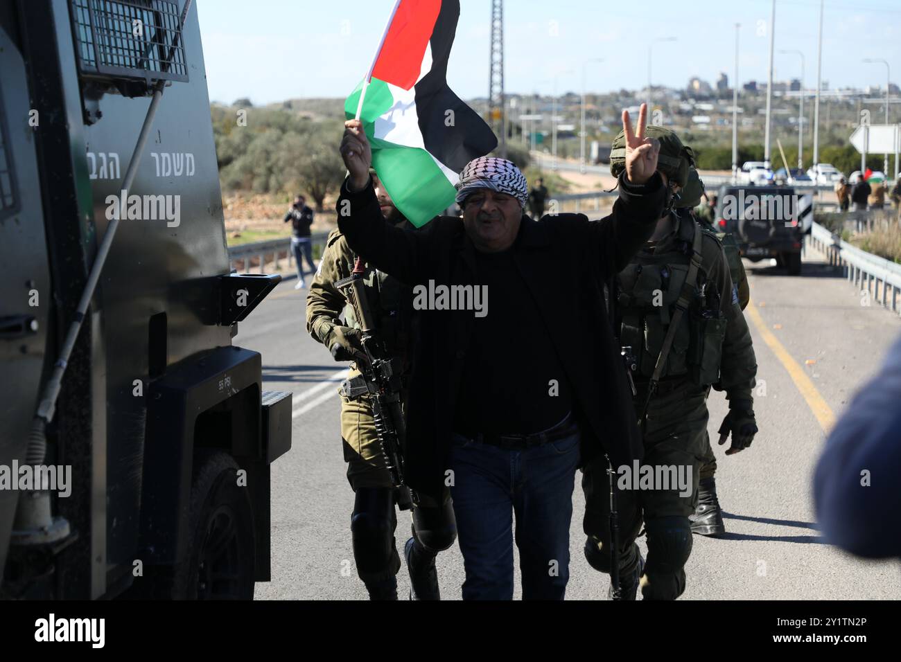 Qalqilya, Cisjordanie, Palestine. 06 janvier 2020. Des soldats israéliens affrontent des manifestants palestiniens lors d'une marche commémorative du Fatah et d'une manifestation près des villages de Nabi Ilyas et Izbat Al-Tabib, à l'est de Qalqilya. Les villages d'Izbat al-Tabib et de Nabi Elyas appartiennent au gouvernorat de Qalqilya et se trouvent du côté palestinien oriental du mur de séparation. La construction à proximité de la colonie israélienne d'Alfei Menashe et la construction israélienne de la barrière ont entraîné la confiscation massive de terres dans les villages, dont l'économie reposait principalement sur l'agriculture. Th Banque D'Images