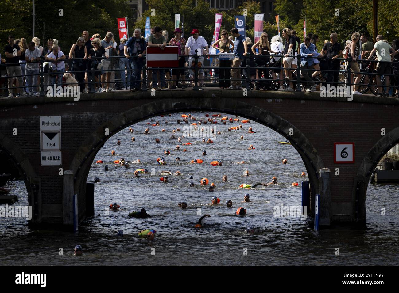 AMSTERDAM - la natation de la ville d'Amsterdam. L’organisation veut recueillir autant d’argent que possible pour la recherche scientifique sur la SLA et améliorer la qualité de vie des patients atteints de SLA. ANP RAMON VAN FLYMEN pays-bas OUT - belgique OUT Banque D'Images