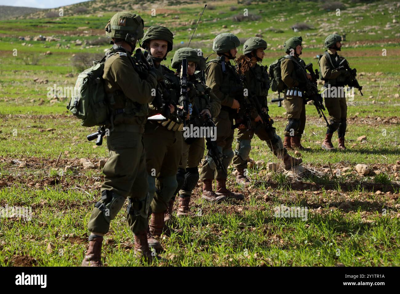 Cisjordanie, Palestine. 31 janvier 2010. Les Palestiniens affrontent l’armée israélienne lors d’une manifestation contre « l’accord du siècle » américain dans la ville de Khirbet Atouf, dans la vallée du Jourdain. Plusieurs manifestations ont éclaté en Cisjordanie et dans la bande de Gaza depuis que le président Trump a récemment publié son plan pour le moyen-Orient visant à résoudre le conflit israélo-palestinien. Les Palestiniens, qui n'avaient pas été consultés dans le plan, l'ont complètement rejeté car ils le considèrent comme totalement pro-israélien et injuste envers leur cause. Les dirigeants palestiniens ont également condamné le plan, qui permettrait à Israël d'annexer tous ses juifs Banque D'Images