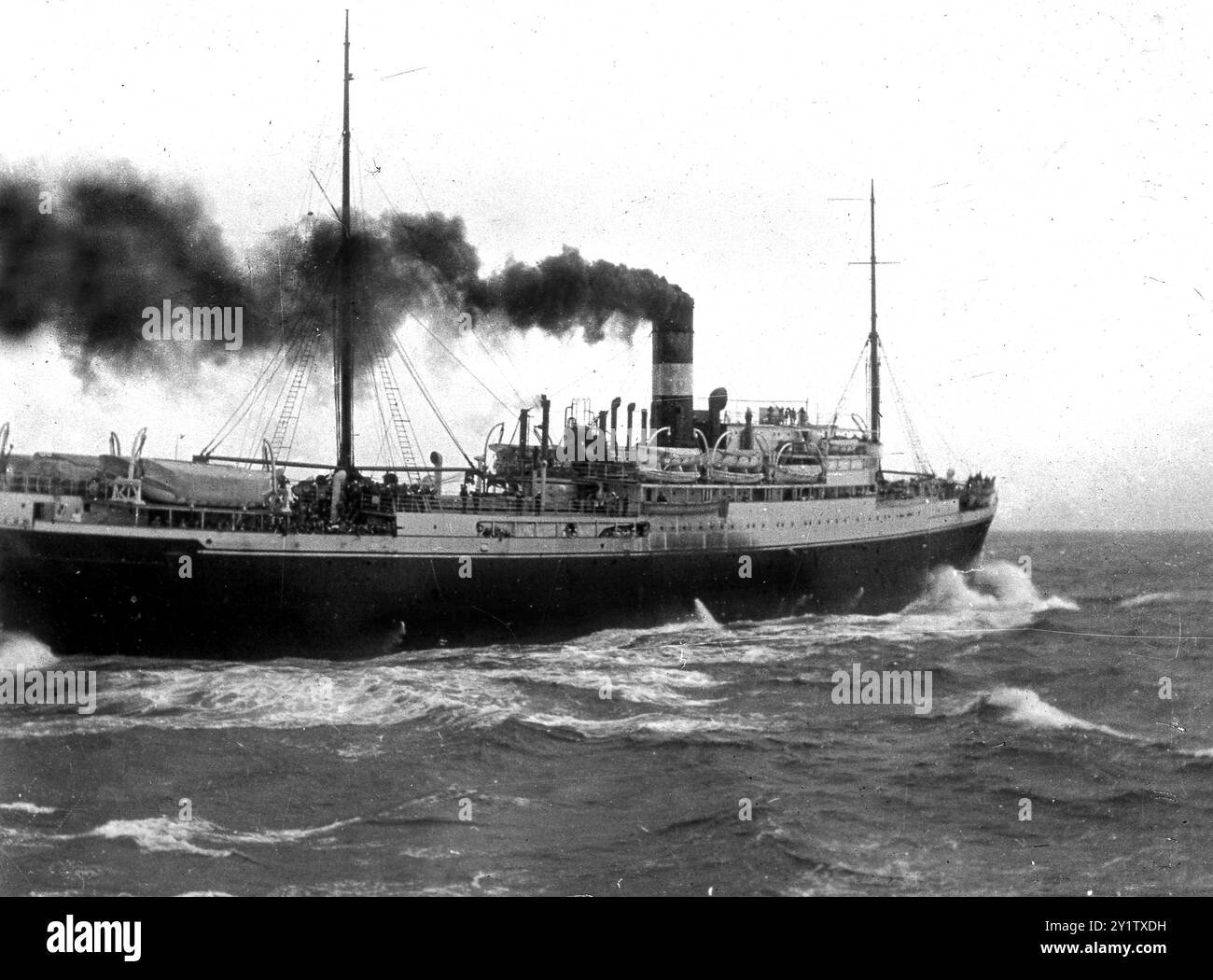Épaisse fumée noire provenant d'un bateau de croisière européen au large des côtes italiennes en 1926 Banque D'Images