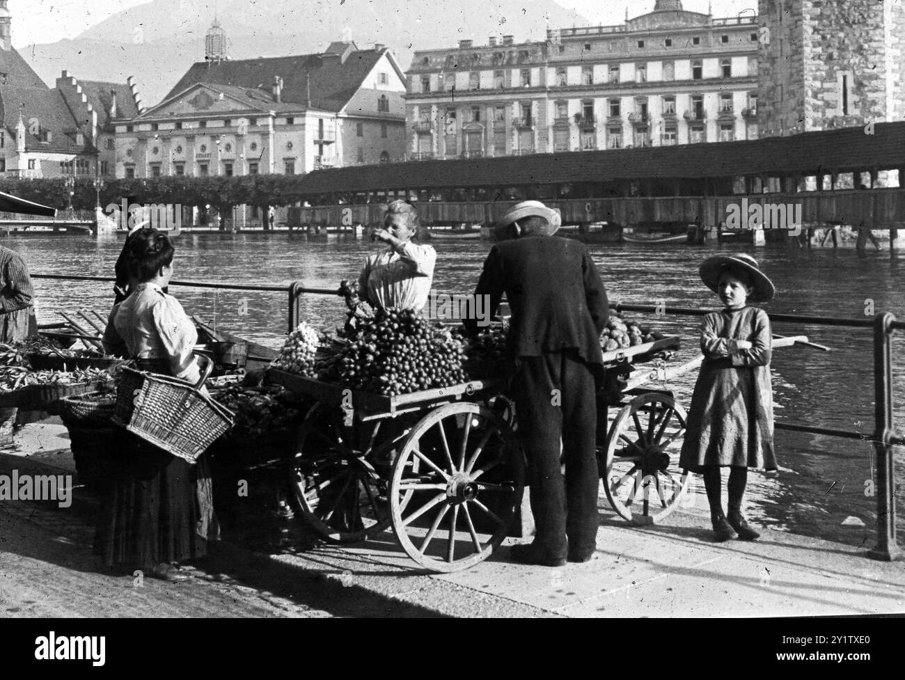 Marché de Fruits et légumes vendeur de blocage de Lucerne en Suisse, 1928 Luzern Banque D'Images