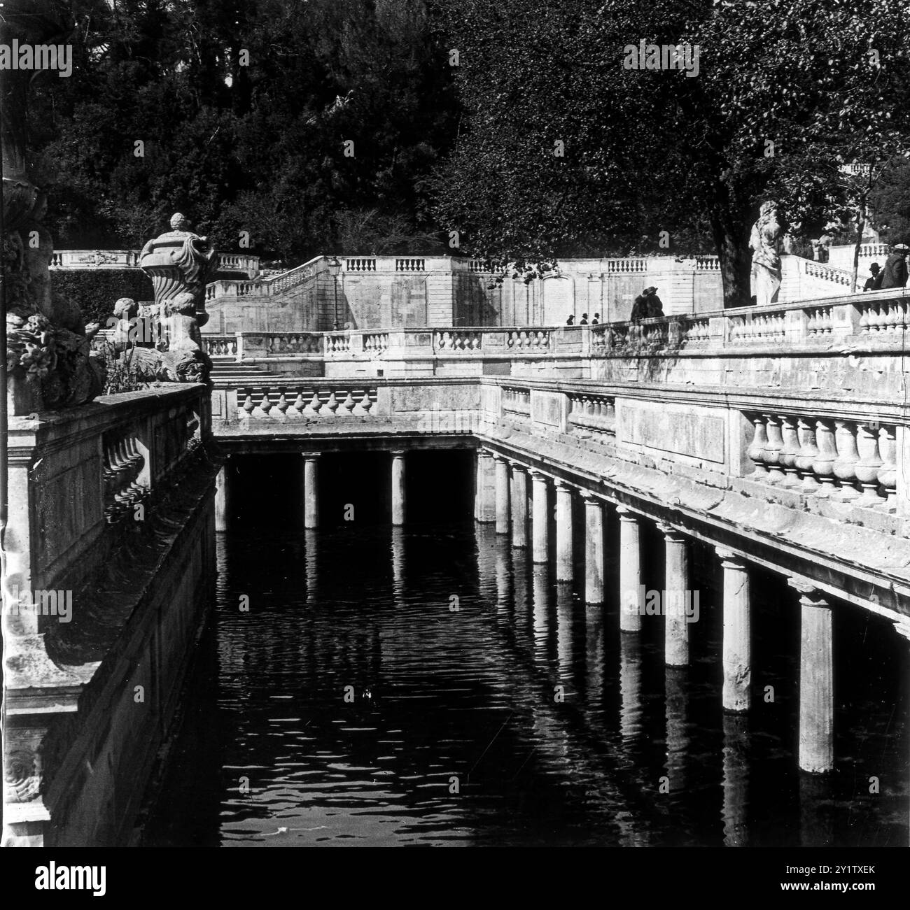 Jardins de la Fontaine ou jardins de fontaines à Nîmes dans le Sud de la France 1927 Banque D'Images