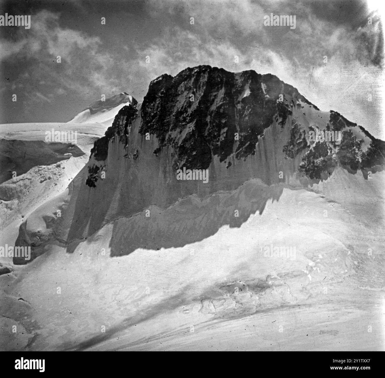 Crast' Agüzza également connu sous le nom de Cresta Güzza) est une montagne de la chaîne de la Bernina en Italie et en Suisse. Picured en 1926 Banque D'Images