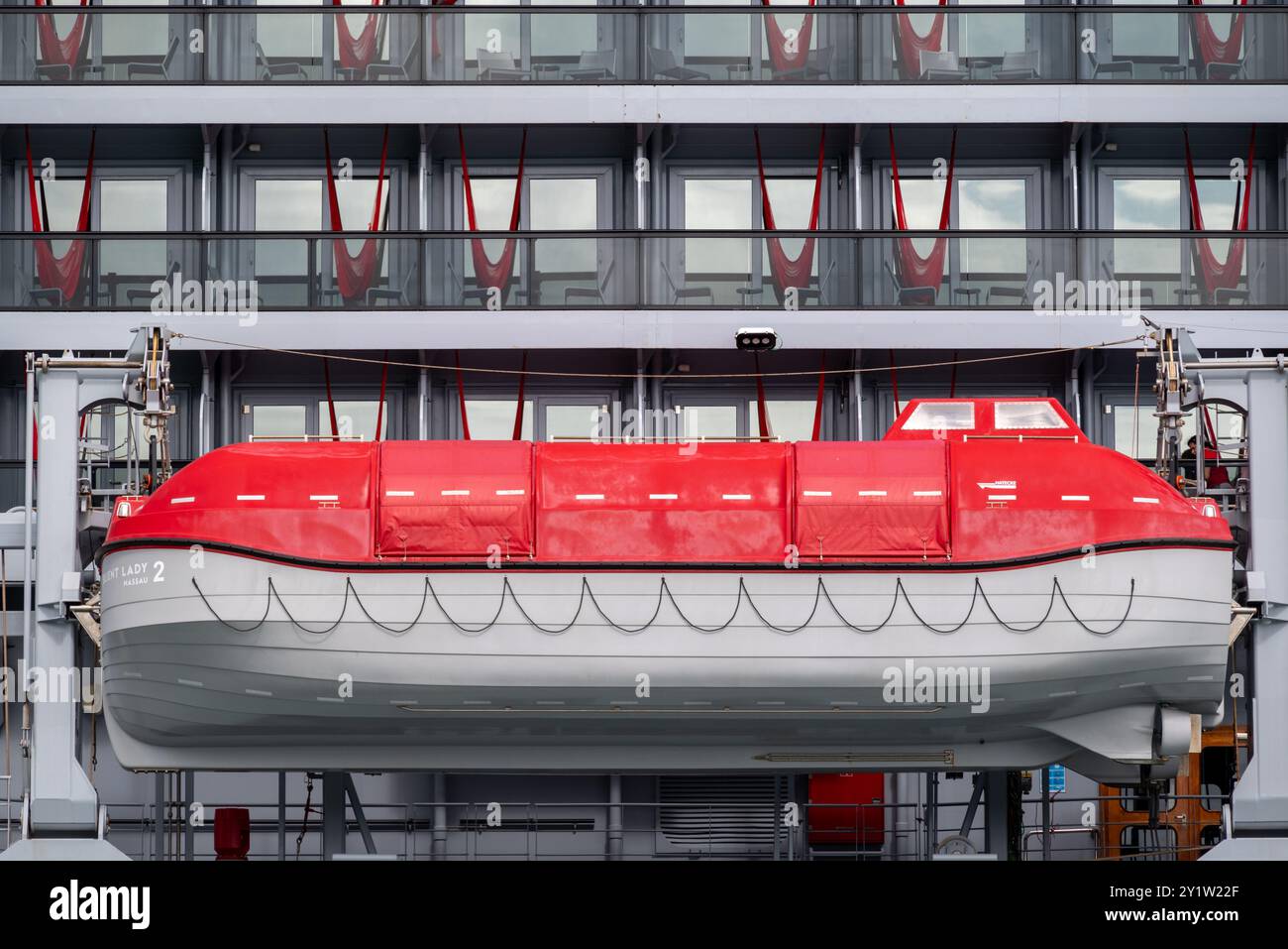 Gros plan montrant des canots de sauvetage sur le navire de croisière Virgin Resilient Lady amarré à Portsmouth en Angleterre. Septembre 2024. Banque D'Images