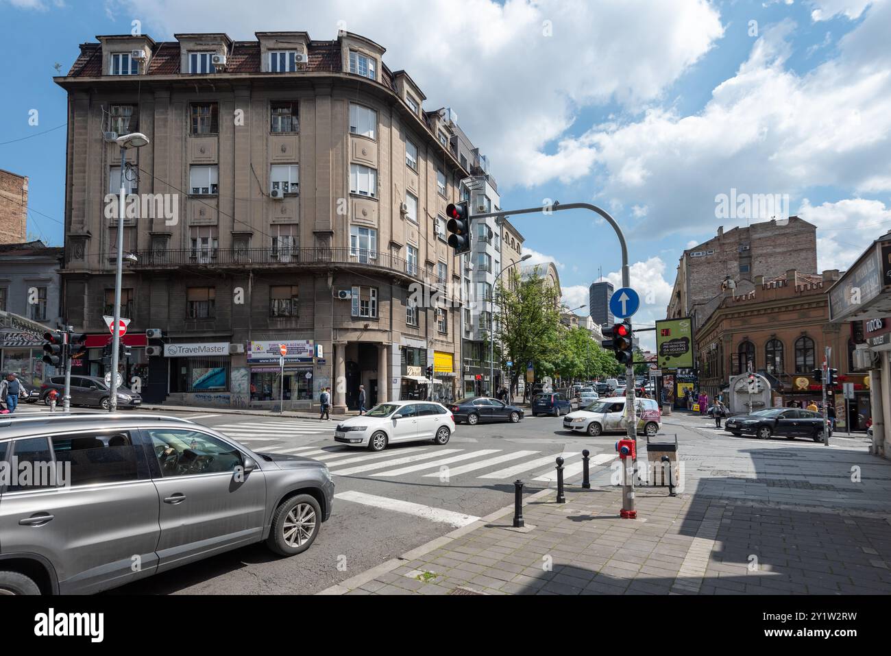 La vie quotidienne dans une rue de Belgrade, les gens marchant et la circulation circulant autour. Avril 2024. Banque D'Images
