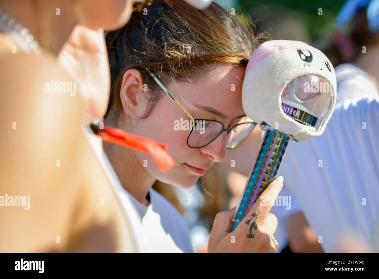 Entertainment Musik, Lollapalooza Berlin 2024 08.09.2024, xdanx, Entertainment Musik, Lollapalooza Berlin 2024, v.l. dix-sept fans warten auf die Band Berlin Olympiastadion Berlin Deutschland DE *** Entertainment Music, Lollapalooza Berlin 2024 08 09 2024, xdanx, Entertainment Music, Lollapalooza Berlin 2024, v l dix-sept fans attendent le groupe Berlin Olympiastadion Berlin Berlin Berlin Danielxskomix Allemagne Copyright Banque D'Images