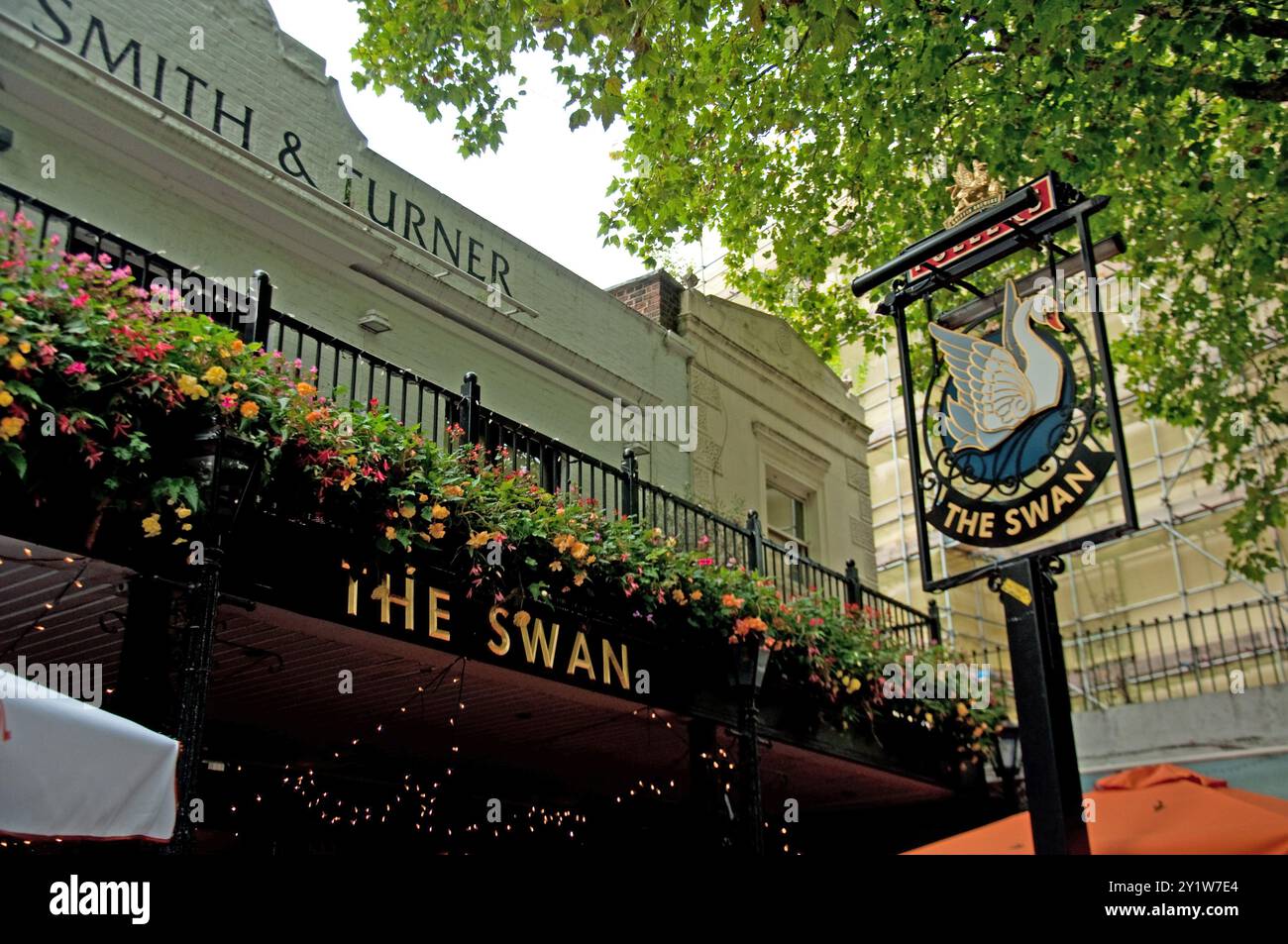 The Swan Pub and Restaurant, Bayswater, Londres, Angleterre, Royaume-Uni - l'un des plus anciens pubs de Londres, belle décoration florale, pub ; maison publique; Banque D'Images