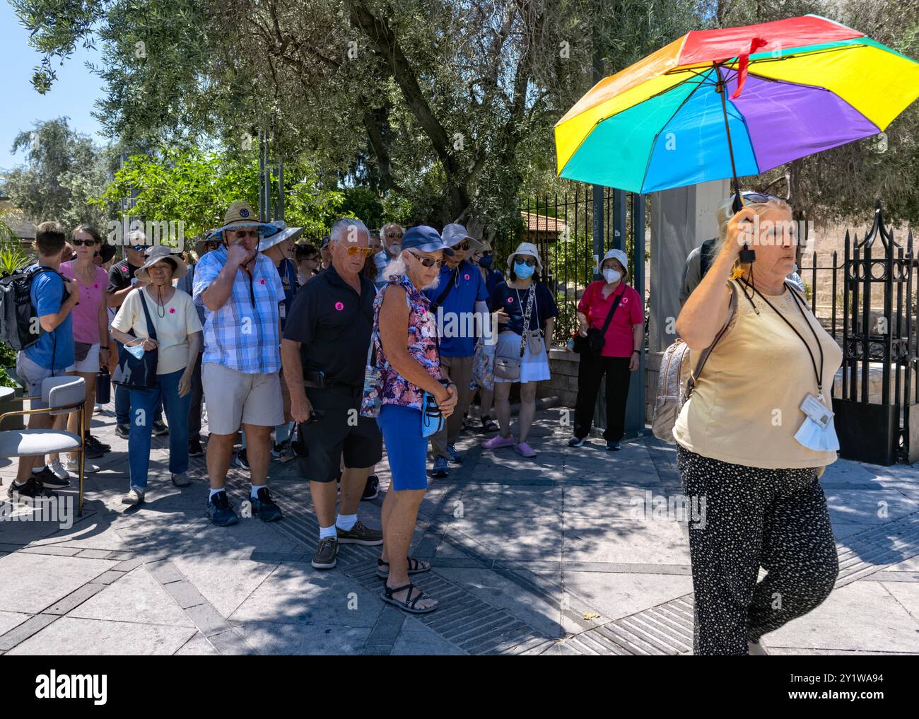 Touristes suivant guide touristique féminin autour de Limassol, Chypre Banque D'Images