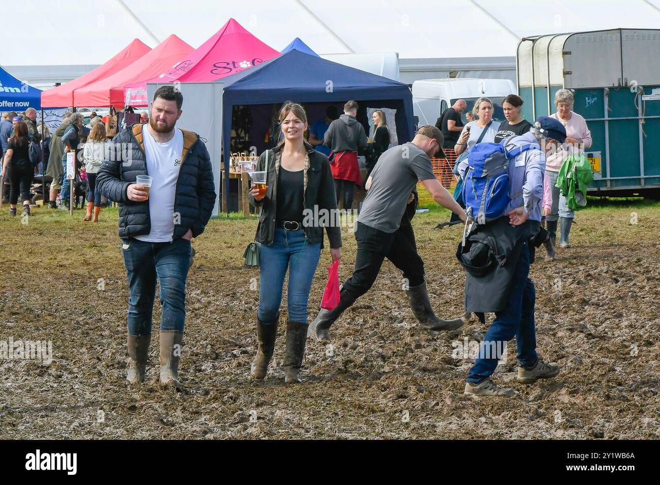 Dorchester, Dorset, Royaume-Uni. 8 septembre 2024. Météo Royaume-Uni : les visiteurs du Dorset County Show à Dorchester dans le Dorset pataugeaient dans la boue épaisse après de fortes pluies ont saturé le sol hier et pendant la nuit. Crédit photo : Graham Hunt/Alamy Live News Banque D'Images