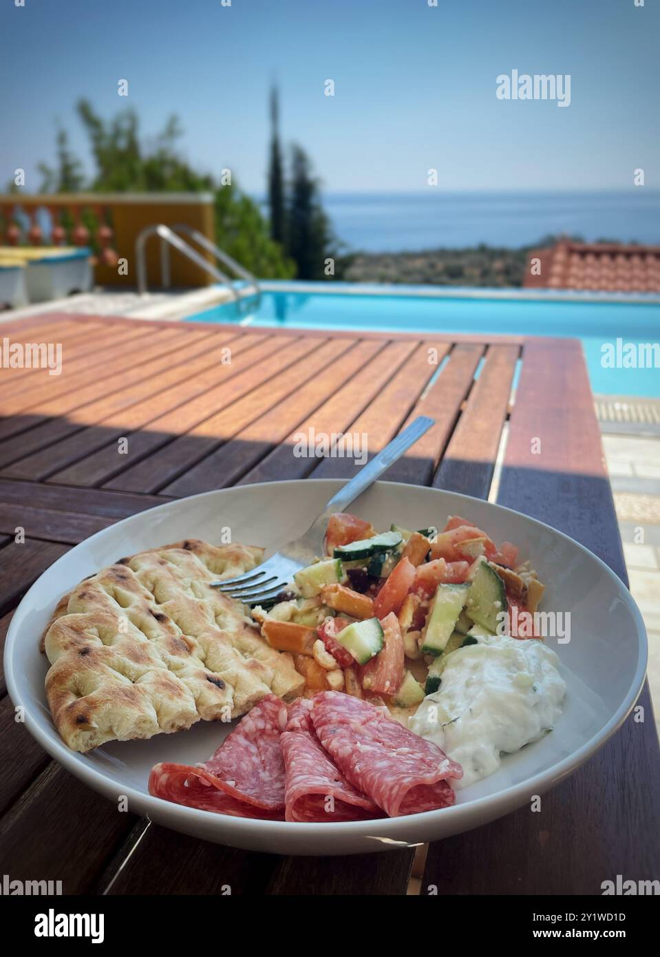 assiette de nourriture grecque à une piscine près de la côte Banque D'Images