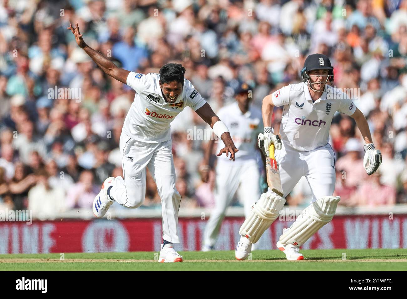 Vishwa Fernando du Sri Lanka célèbre Bowing Joe Root of England Out par LBW lors du 3ème Rothesay test match Day Three England v Sri Lanka au Kia Oval, Londres, Royaume-Uni, 8 septembre 2024 (photo de Mark Cosgrove/News images) Banque D'Images