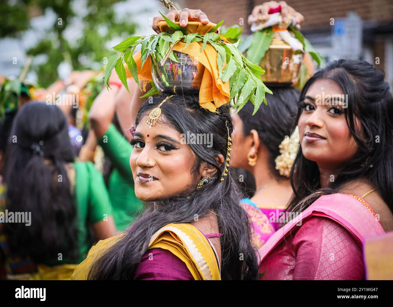 Londres, Royaume-Uni. 08 septembre 2024. Plusieurs milliers de dévots de la communauté tamoule, participent au festival annuel du chariot (Ther) depuis le temple de Sivan Kovil à travers les rues de Lewisham. Les divinités de Ganesha et du Seigneur Shiva sont transportées dans des chars décorés. Les dévots font des offrandes de lait, d'encens brûlants, de noix de coco ou de fruits. Crédit : Imageplotter/Alamy Live News Banque D'Images