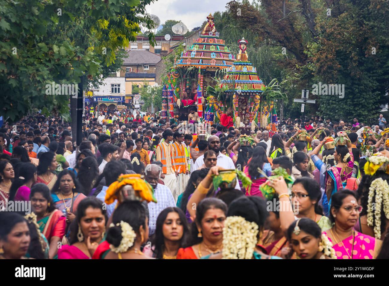 Londres, Royaume-Uni. 08 septembre 2024. Plusieurs milliers de dévots de la communauté tamoule, participent au festival annuel du chariot (Ther) depuis le temple de Sivan Kovil à travers les rues de Lewisham. Les divinités de Ganesha et du Seigneur Shiva sont transportées dans des chars décorés. Les dévots font des offrandes de lait, d'encens brûlants, de noix de coco ou de fruits. Crédit : Imageplotter/Alamy Live News Banque D'Images