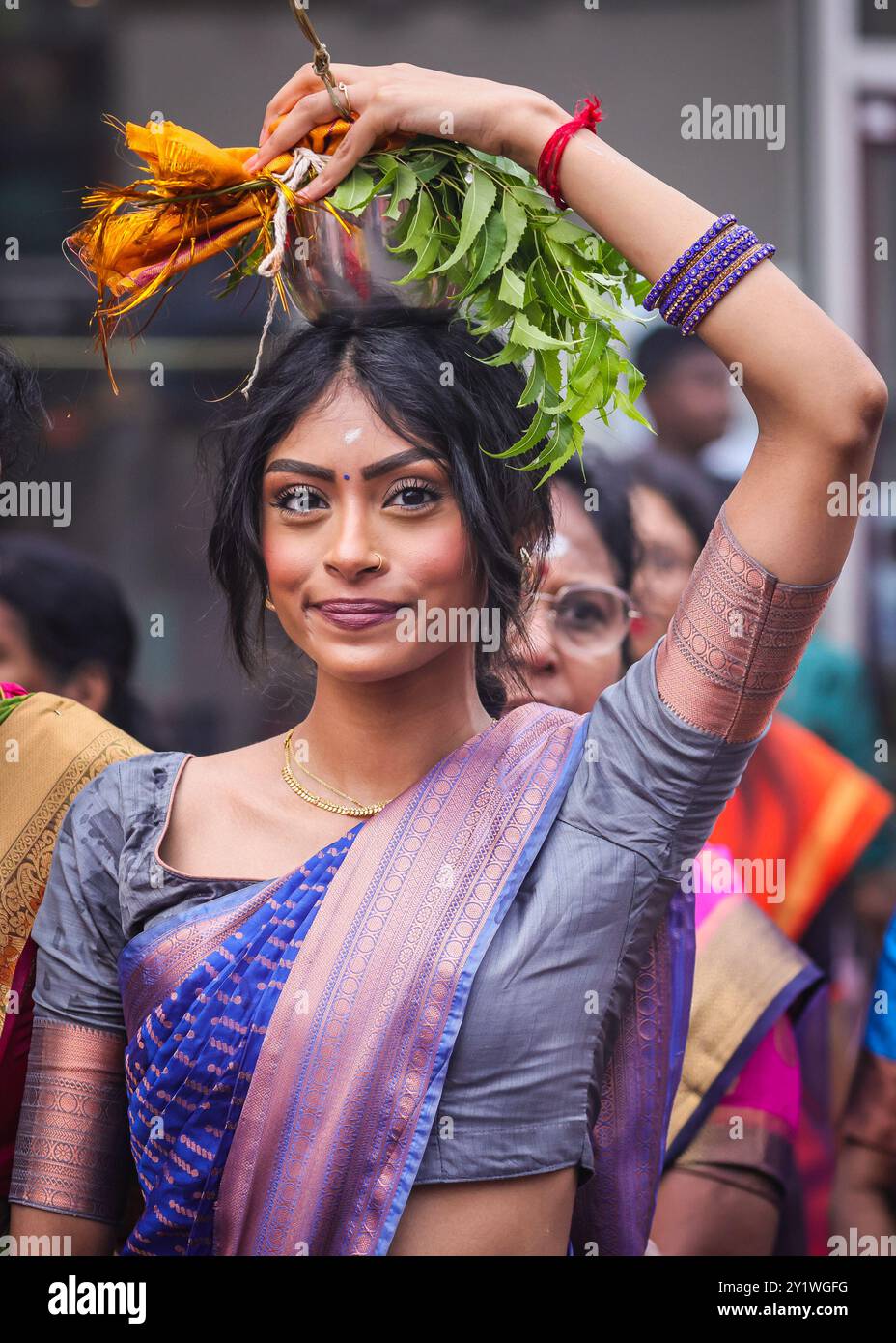 Londres, Royaume-Uni. 08 septembre 2024. Plusieurs milliers de dévots de la communauté tamoule, participent au festival annuel du chariot (Ther) depuis le temple de Sivan Kovil à travers les rues de Lewisham. Les divinités de Ganesha et du Seigneur Shiva sont transportées dans des chars décorés. Les dévots font des offrandes de lait, d'encens brûlants, de noix de coco ou de fruits. Crédit : Imageplotter/Alamy Live News Banque D'Images