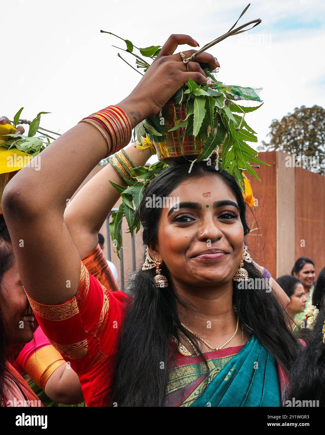 Londres, Royaume-Uni. 08 septembre 2024. Plusieurs milliers de dévots de la communauté tamoule, participent au festival annuel du chariot (Ther) depuis le temple de Sivan Kovil à travers les rues de Lewisham. Les divinités de Ganesha et du Seigneur Shiva sont transportées dans des chars décorés. Les dévots font des offrandes de lait, d'encens brûlants, de noix de coco ou de fruits. Crédit : Imageplotter/Alamy Live News Banque D'Images