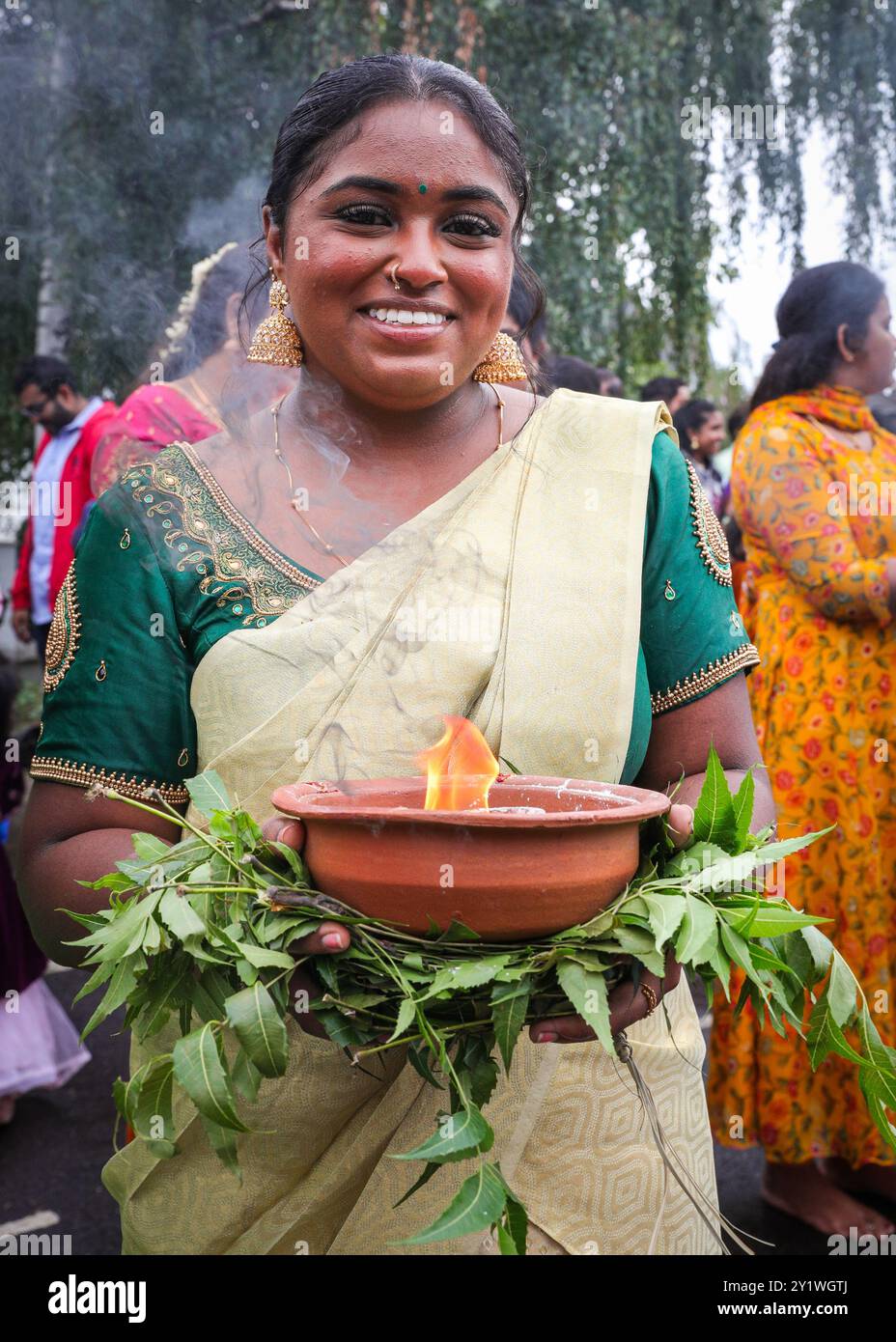 Londres, Royaume-Uni. 08 septembre 2024. Plusieurs milliers de dévots de la communauté tamoule, participent au festival annuel du chariot (Ther) depuis le temple de Sivan Kovil à travers les rues de Lewisham. Les divinités de Ganesha et du Seigneur Shiva sont transportées dans des chars décorés. Les dévots font des offrandes de lait, d'encens brûlants, de noix de coco ou de fruits. Crédit : Imageplotter/Alamy Live News Banque D'Images