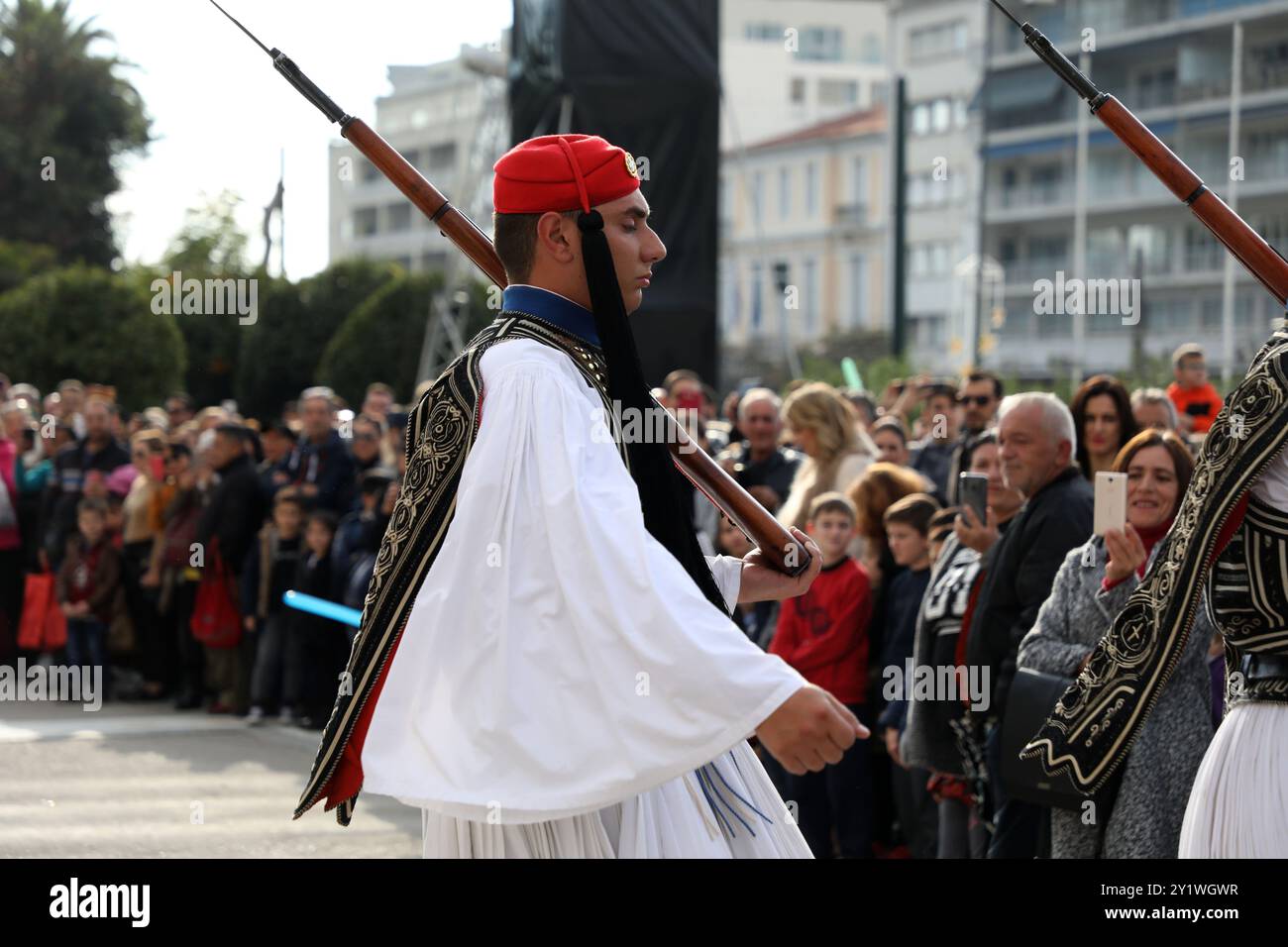 Athènes, Grèce. 15 décembre 2019. L'ancien Palais Royal sur la place Syntagma d'Athènes, avec des soldats de la Garde présidentielle changeant la garde. La place Syntagma est la place centrale d'Athènes, et est située en face de l'ancien Palais Royal, qui abrite le Parlement grec depuis 1934. Les soldats de la Garde présidentielle se tiennent devant le Parlement hellénique sur la place Syntagma 24 heures sur 24, et effectuent la relève des gardes devant le monument de la tombe du soldat inconnu à 11 heures tous les jours Banque D'Images