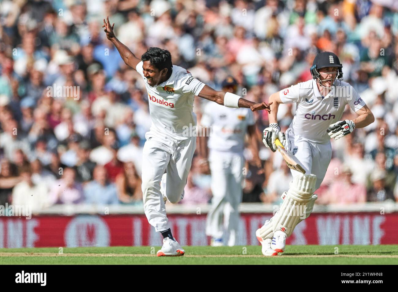 Londres, Royaume-Uni. 08 septembre 2024. Vishwa Fernando du Sri Lanka célèbre Bowing Joe Root of England Out par LBW lors du 3ème Rothesay test match Day Three England v Sri Lanka au Kia Oval, Londres, Royaume-Uni, 8 septembre 2024 (photo par Mark Cosgrove/News images) à Londres, Royaume-Uni le 9/8/2024. (Photo de Mark Cosgrove/News images/SIPA USA) crédit : SIPA USA/Alamy Live News Banque D'Images