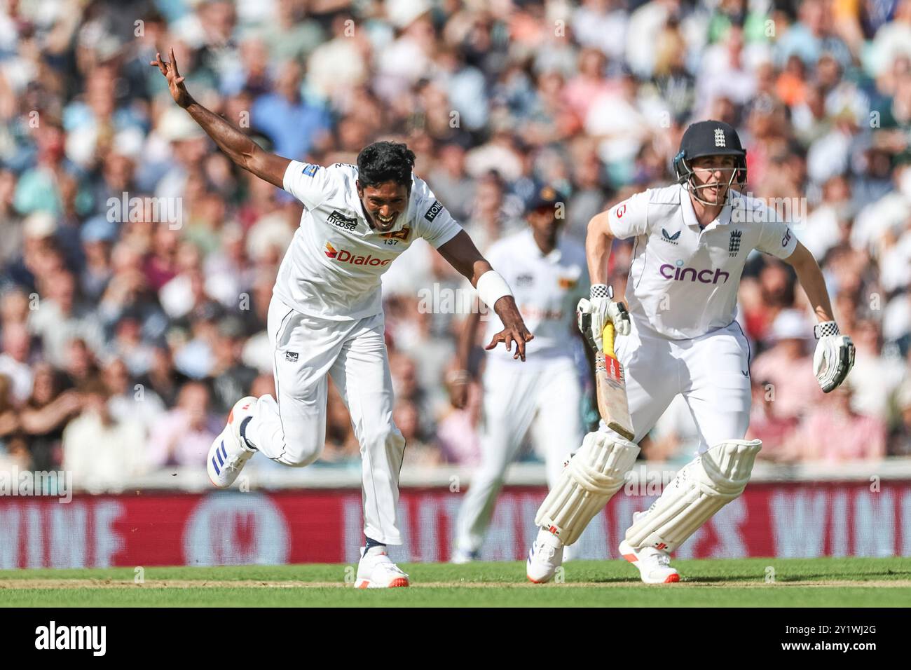 Londres, Royaume-Uni. 08 septembre 2024. Vishwa Fernando du Sri Lanka célèbre Bowing Joe Root of England Out par LBW lors du 3ème Rothesay test match Day Three England v Sri Lanka au Kia Oval, Londres, Royaume-Uni, 8 septembre 2024 (photo par Mark Cosgrove/News images) à Londres, Royaume-Uni le 9/8/2024. (Photo de Mark Cosgrove/News images/SIPA USA) crédit : SIPA USA/Alamy Live News Banque D'Images
