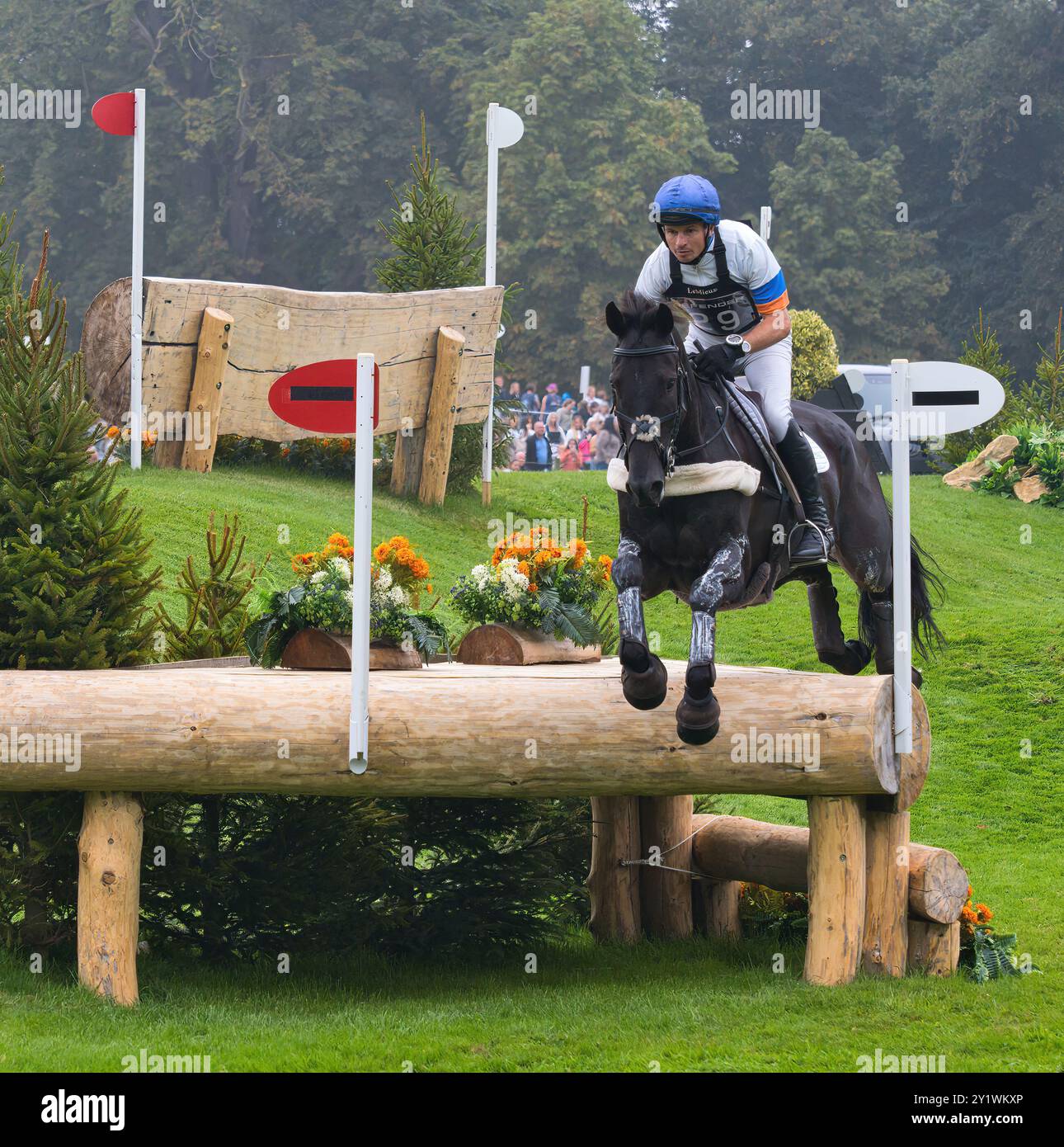 Francis Whittington à propos de Dhi Purple Rain à Defender Valley pendant la section cross-country des Burghley Horse Trials 2024 Banque D'Images