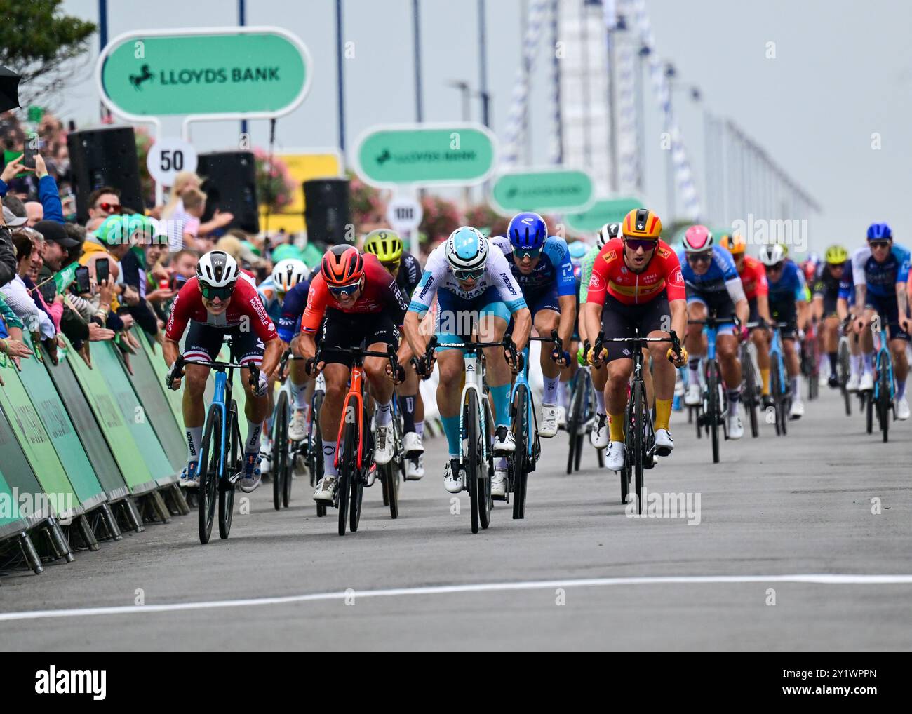 Felixstowe, Royaume-Uni. 8 septembre 2024. Matevz Govekar (Bahreïn - victorieux) prend la 6e étape devant Rasmus Søjberg Pedersen (Uno-X Pro Cycling Team) et Ben Swift (INEOS Grenadiers) lors de la 6e étape Lowestoft > Felixstowe, Tour of Britain, 8 septembre 2024, Credit:Pete Goding Credit : Peter Goding/Alamy Live News Banque D'Images