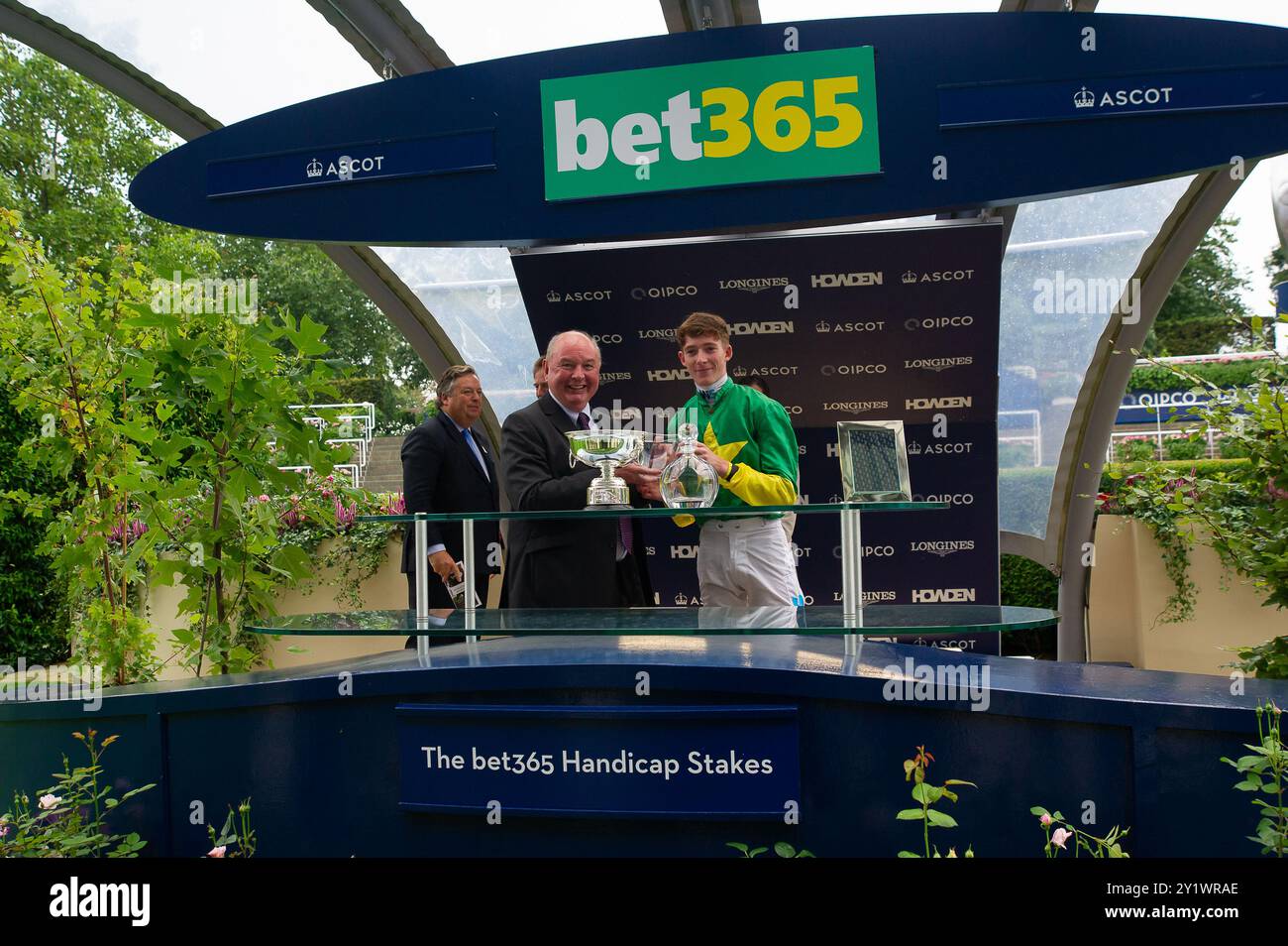 Ascot, Berkshire, Royaume-Uni. 7 septembre 2024. La présentation des gagnants. LE MONUMENT DE GREY'S monté par le jockey Joe Leavy remporte le bet365 handicap Stakes (classe 2) le deuxième jour du Big Food and Drink Festival à l'hippodrome d'Ascot dans le Berkshire. Propriétaire Mlle Tracey Ashbee, entraîneur Ralph Beckett. Crédit : Maureen McLean/Alamy Banque D'Images