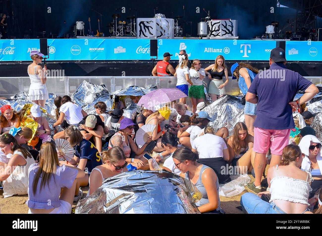 Entertainment Musik, Lollapalooza Berlin 2024 08.09.2024, xdanx, Entertainment Musik, Lollapalooza Berlin 2024, v.l. Festival Besucher warten ausgelassen BEI Sonnigen Wetter vor der Buehne mit Sonnenschutz auf Ihre Band. Berlin Olympiastadion Berlin Deutschland DE *** Entertainment Music, Lollapalooza Berlin 2024 08 09 2024, xdanx, Entertainment Music, Lollapalooza Berlin 2024, v l les visiteurs du Festival attendent exubéramment par temps ensoleillé devant la scène avec une protection solaire pour leur groupe Berlin Olympiastadion Berlin Berlin Allemagne en Copyright : xDanielxLakomskix Banque D'Images