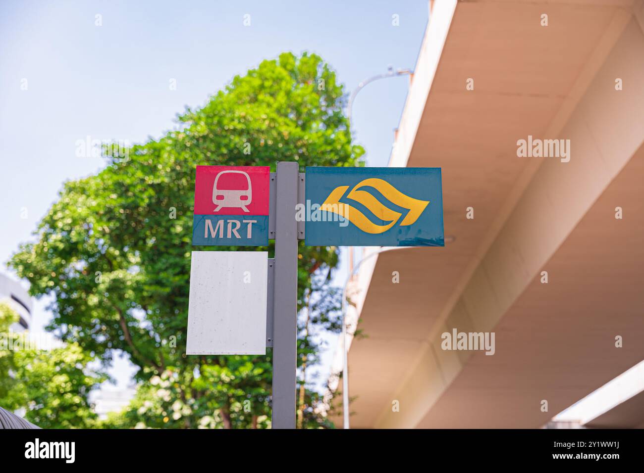 Singapour - 13 juin 2024 : système MRT de Singapour. Le MRT est un système de transit rapide qui constitue la principale composante du système ferroviaire de Singapour. Banque D'Images