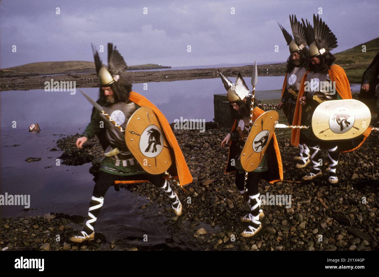 Up Helly AA, une célébration du festival du feu viking de mi-hiver. Groupe d'hommes locaux et de jeunes garçons habillés en costume Viking (Guizers) et prenant part au festival annuel. Lerwick Shetlands Écosse 28 janvier 1970 1970s Royaume-Uni HOMER SYKES Banque D'Images