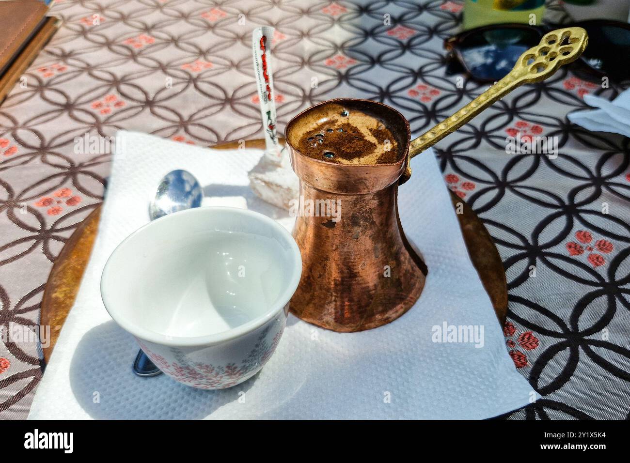 Café bosniaque traditionnel (Bosanska Kafa) servi dans un pot en cuivre vu dans la vieille ville de Mostar. Mostar est une ville avec une histoire très riche, située dans le pays montagneux le long de la rivière Neretva. Les premiers établissements humains sur la rivière Neretva, existent depuis la préhistoire. Mostar est connue depuis longtemps pour ses vieilles maisons turques et le Vieux Pont, Stari Most, d'après lequel elle porte son nom. Le pont et ses environs ont été ajoutés à la liste du patrimoine mondial de l’UNESCO en 2005. Le vieux pont et la vieille ville de Mostar sont un symbole de réconciliation, de coopération internationale et de coexistence des plongeurs Banque D'Images