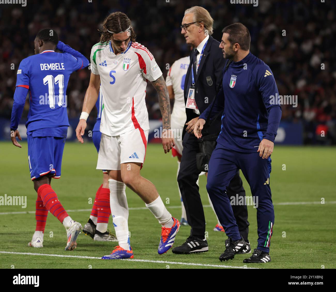 Paris, France, 6 septembre 2024. Riccardo Calafiori, d'Italie, observe son mollet alors qu'il quitte le terrain de jeu avec le personnel médical à la suite d'un affrontement accidentel avec Ousmane Dembele, de France, lors du match de l'UEFA Nations League au Parc des Princes, à Paris. Le crédit photo devrait se lire : Jonathan Moscrop / Sportimage Banque D'Images