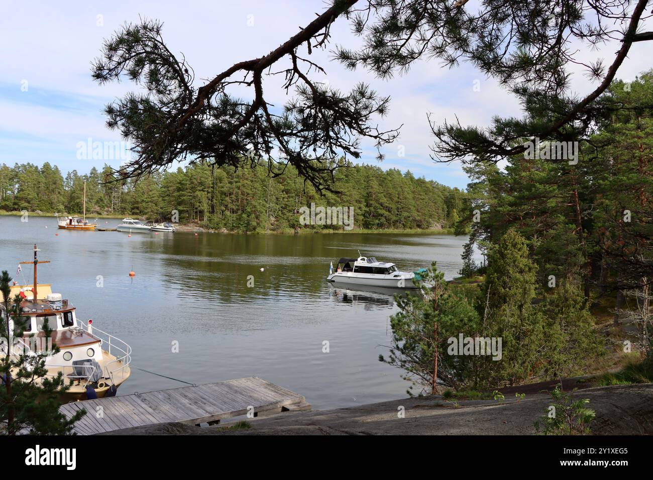 Bateaux ancrés dans l'archipel de Pellinge sur la côte sud de la Finlande sur Suomenlahti, baie de Finlande. Août 2024 Banque D'Images