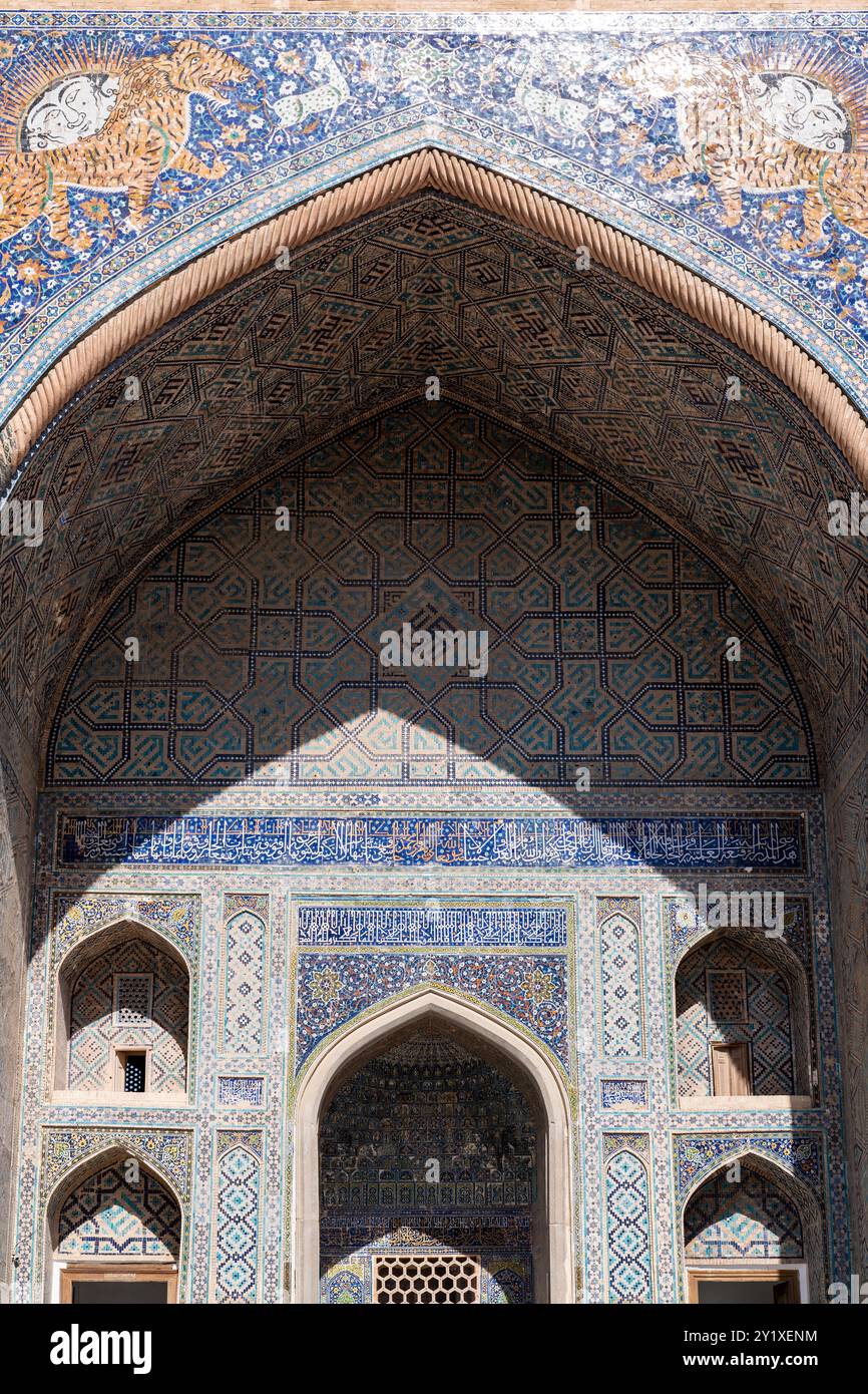 Samarcande, Ouzbékistan-12 août 2023 : particulier de la place du Registan occupée par un grand complexe composé de 3 madrasas célèbres pour la pureté du Banque D'Images