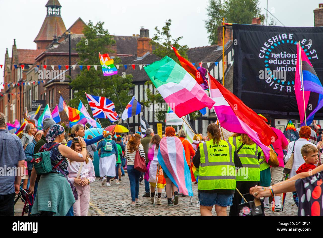 Les gens appréciant la fierté multicolore Sandbach défilent et le festival dans la ville marchande de Sandbach, dans le Cheshire, en Angleterre Banque D'Images