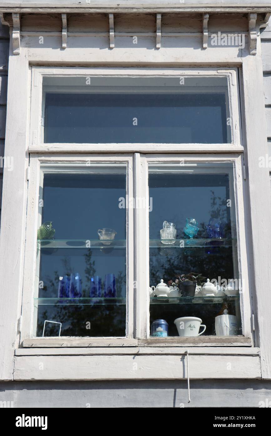 Vitrine d'un magasin d'antiquités sur Välikatu dans le centre de Porvoo, Borgå, Finlande, août 2024 Banque D'Images