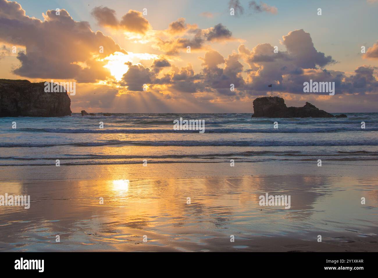 Magnifique paysage marin au coucher du soleil sur Perranporth Beach, Cornouailles Banque D'Images