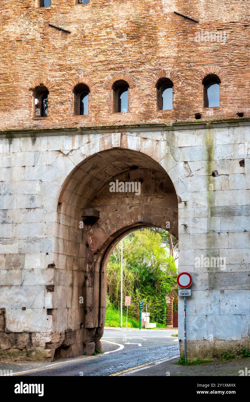 Vue intérieure de la porte de Porta San Sebastiano, Rome, Italie Banque D'Images