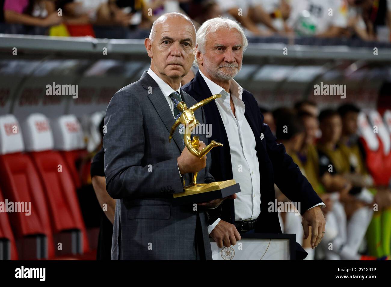 Düsseldorf, Merkur Spiel-Arena Deutschland Fussball, Football, Männer, Men Länderspiel, UEFA Nations League 2025 Deutschland - Ungarn 5-0 07.09.2024 Präsident Bernd NEUENDORF (GER) Li.- und Rudi Völler (GER) Re.- mit der Trophäe für den Torschützenkönig der UEFA -EM 2024 Foto : Norbert Schmidt, Duesseldorf Banque D'Images