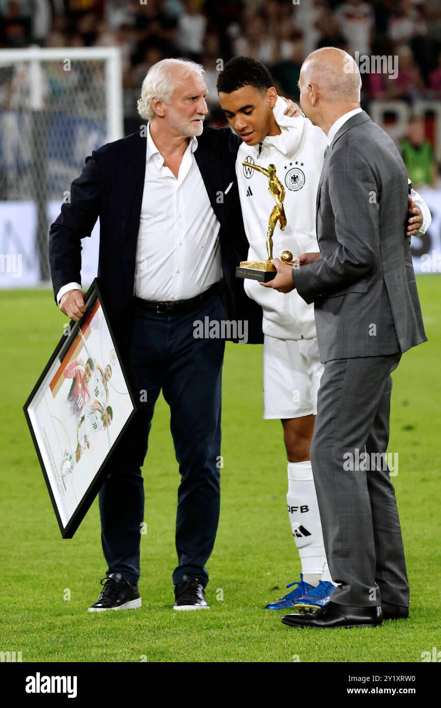 Düsseldorf, Merkur Spiel-Arena Deutschland Fussball, Football, Männer, Men Länderspiel, UEFA Nations League 2025 Deutschland - Ungarn 5-0 07.09.2024 Präsident Bernd NEUENDORF (GER) Re.- und Rudi Völler (GER) Li.- mit Jamal MUSIALA (GER) 2.v.Re.- mit der Torschützenkönig den Trophäe für der UEFA -EM 2024 Foto : Norbert Schmidt, Duesseldorf Banque D'Images