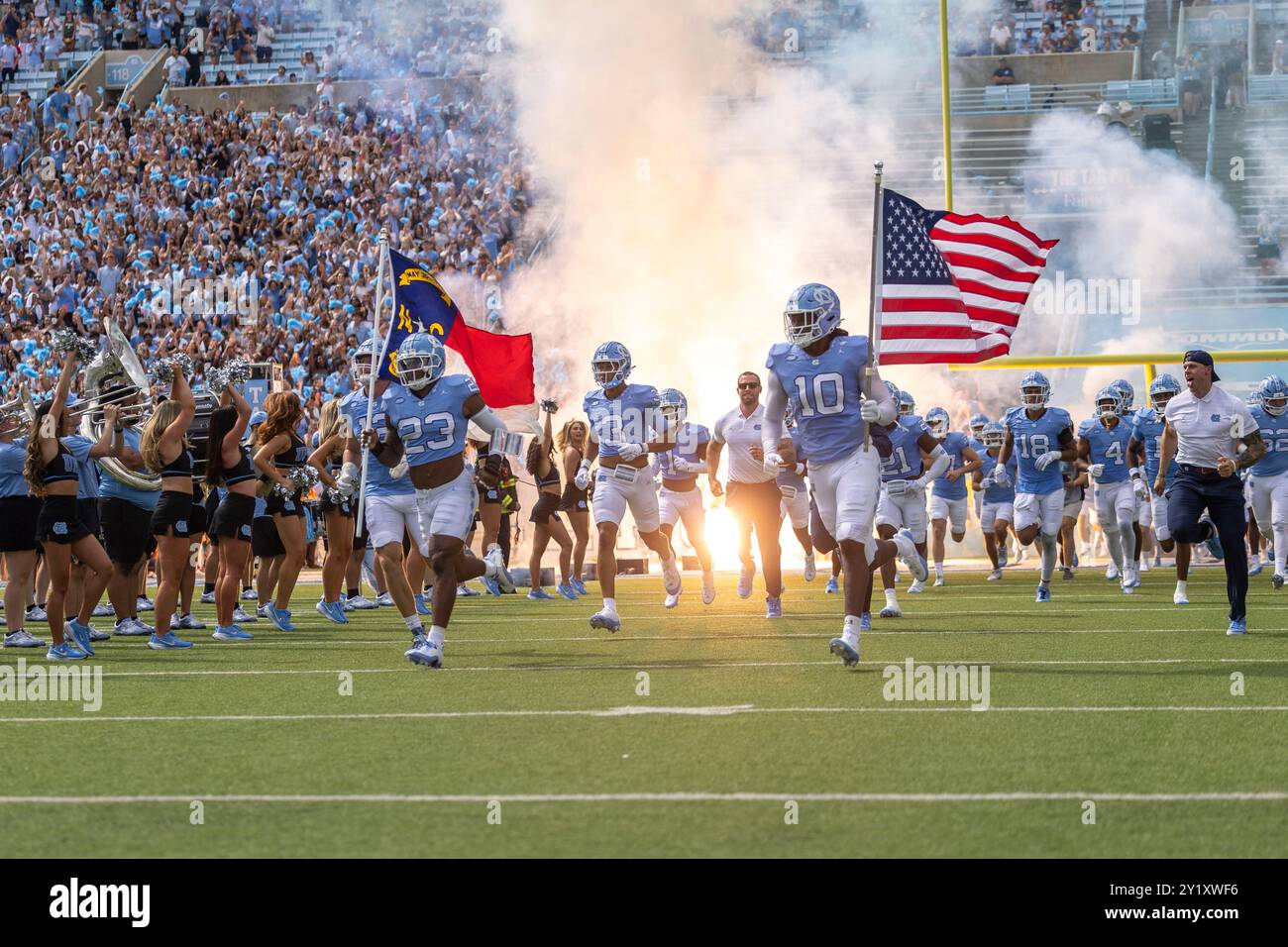 Chapel Hill, Caroline du Nord : les North Carolina Tar Heels courent sur le terrain avant un match de football de la NCAA le samedi 7 septembre 2024 au Kenan Memorial Stadium Banque D'Images