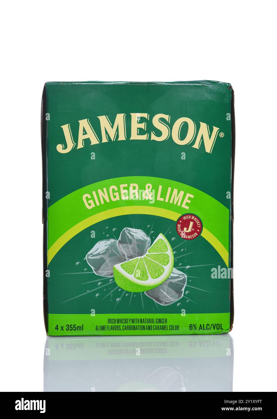 IRVINE, CALIFORNIE - 6 septembre 2024 : un pack de 4 cocktails Jameson au gingembre et au citron vert avec whisky distillé triple. Banque D'Images