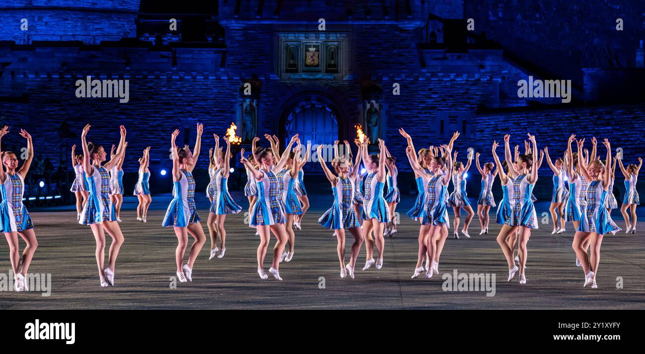 La compagnie de danse de tatouage danse dansant à Edinburgh Military Tattoo performance, Écosse, Royaume-Uni Banque D'Images
