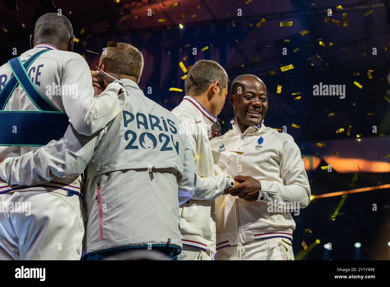 Paris, France. 7 septembre 2024. L’équipe de France de football aveugle est célébrée au Club France pour sa médaille d’or aux Jeux Paralympiques de Paris 2024. Crédit : Fabienne Koch/Alamy Live News Banque D'Images