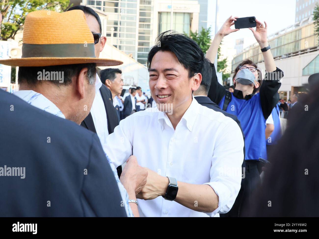 Yokohama, Japon. 8 septembre 2024. L’ancien ministre japonais de l’environnement Shinjiro Koizumi rencontre ses partisans après avoir prononcé un discours de campagne pour la prochaine élection présidentielle du Parti libéral-démocrate (PLD) au pouvoir à Yokohama, dans la banlieue de Tokyo, dimanche 8 septembre 2024. Le nouveau président du PLD sera élu le 27 septembre, le premier ministre Fumio Kishida ne se présentant pas aux élections. (Photo de Yoshio Tsunoda/AFLO) Banque D'Images