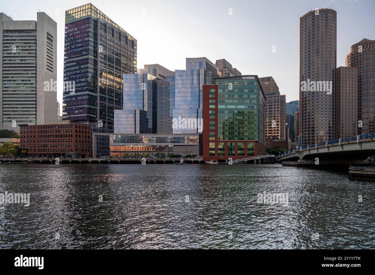 Boston Harbor Skyline et quartier financier au coucher du soleil Boston USA Banque D'Images