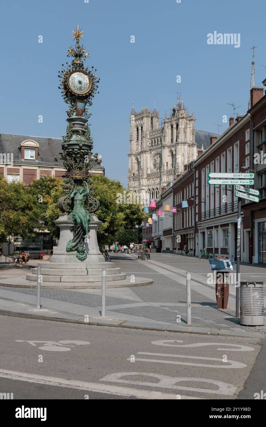 Amiens, France-2 août 2024 : rue de la ville avec la cathédrale d'Amiens en arrière-plan Banque D'Images