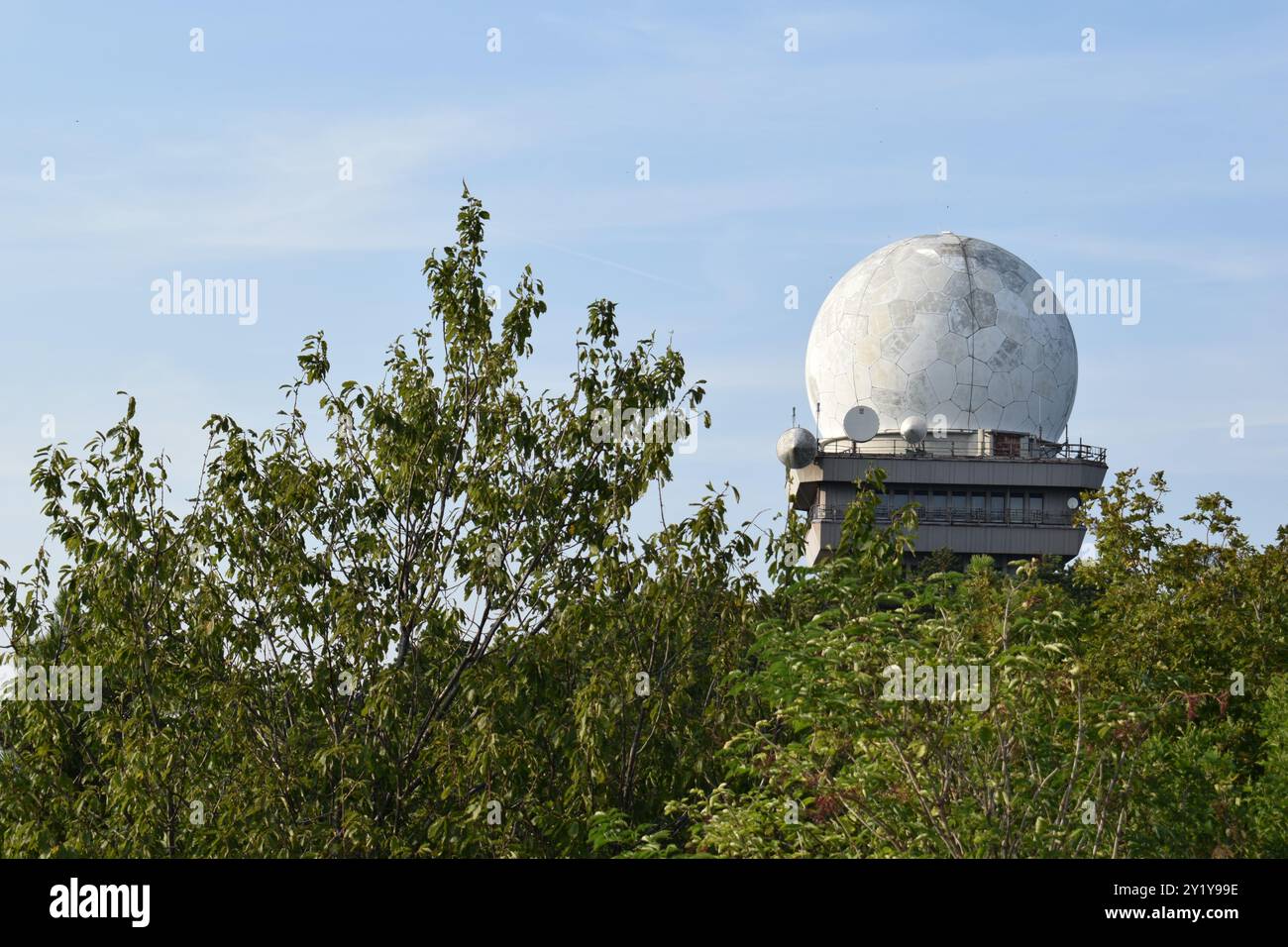 GNADENDORF, AUTRICHE - 1er SEPTEMBRE 2024 : station radar à Buschberg, une colline dans le parc naturel Leiser Berge, dans le quartier de Mistelbach. Banque D'Images