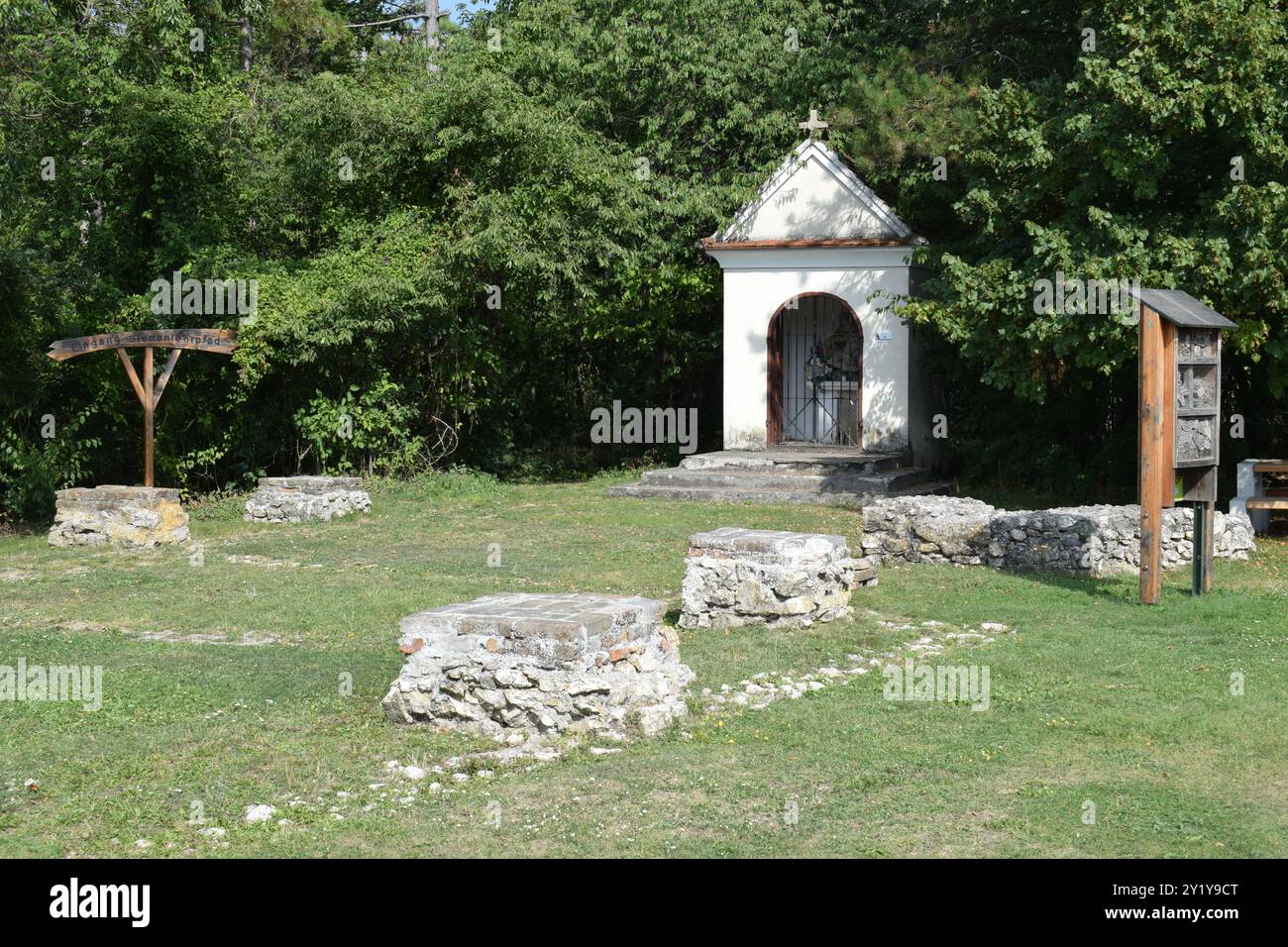 Oberleis, AUTRICHE - 1er SEPTEMBRE 2024 : zone archéologique avec ruines de l'époque médiévale et romaine à Oberleiser Berg dans le parc naturel Leiser Berge. Banque D'Images