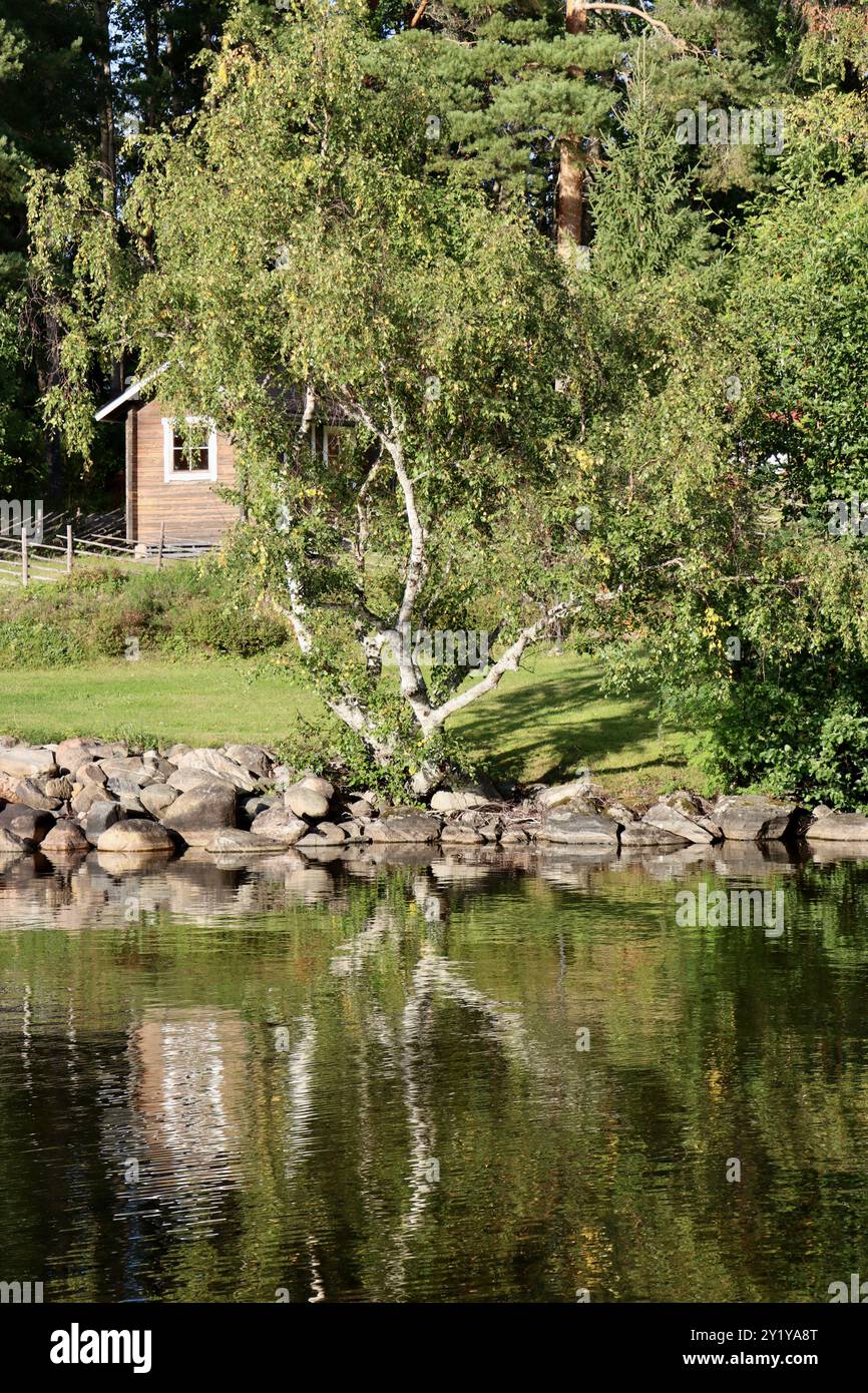 Chalet au bord du lac Pyhäjärvi à Uukuniemi, dans l'est de la Finlande, août 2024 Banque D'Images